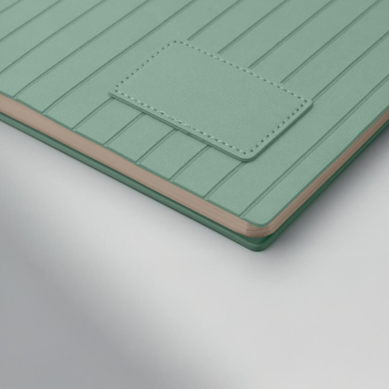 A5 blok z mehko, rebrasto platnico, 80 listni, z barvno usklajenim trakom za označevanje, zelen