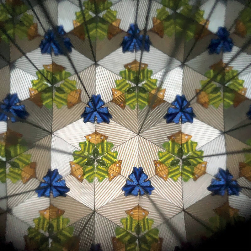 Kalejdoskop, Space, Legami