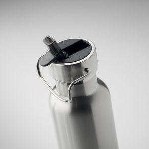 Flaška termo iz rec. nerjavečega jekla, z vgrajeno slamico in zaščitnim pokrovom in ročajem. 660 ml